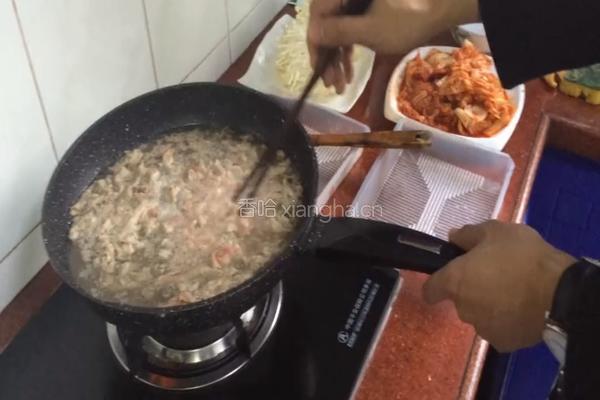 金针肥牛泡菜锅的做法图解2