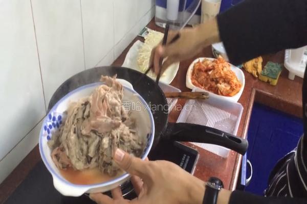 金针肥牛泡菜锅的做法图解3