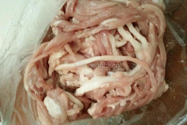 青椒炒肉丝的做法图解1