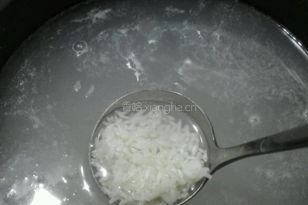 皮蛋火腿粥的做法图解2