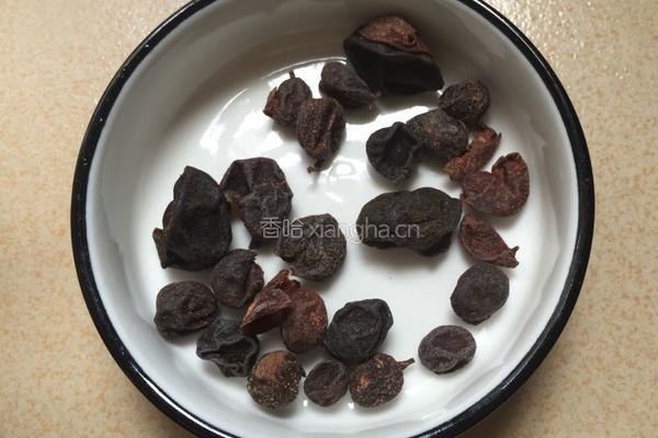山黄皮煲绿豆海带汤的做法图解2