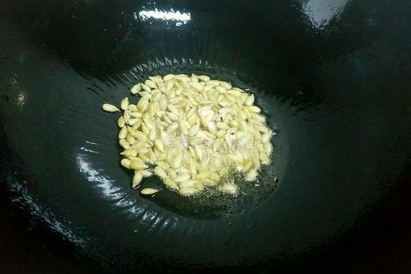 瓜子仁玉米粒炒火腿的做法图解6