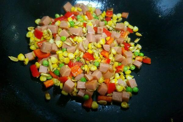瓜子仁玉米粒炒火腿的做法图解8