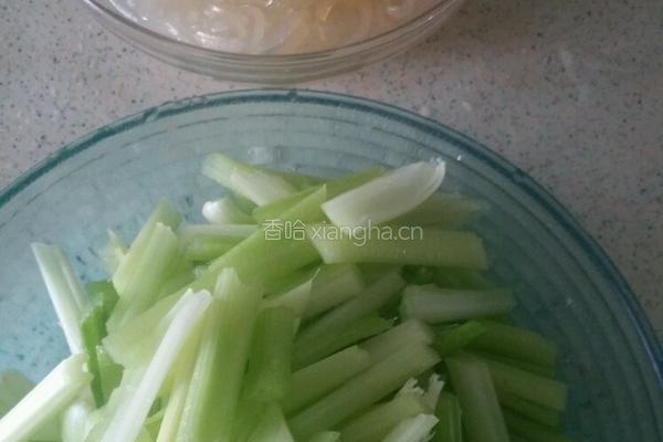 芹菜炒粉条的做法图解2