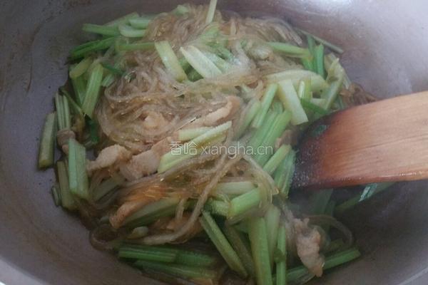 芹菜炒粉条的做法图解5