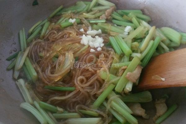 芹菜炒粉条的做法图解6