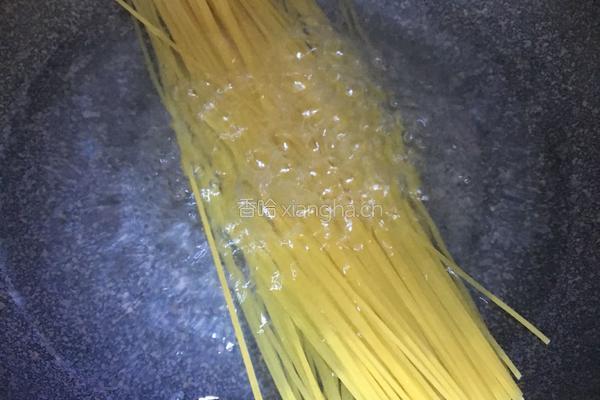 炒意面的做法图解1