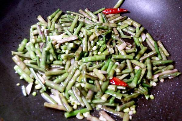 鸡蛋搭配紫豆角的做法图解11