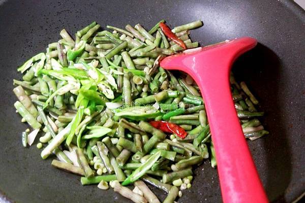 鸡蛋搭配紫豆角的做法图解12