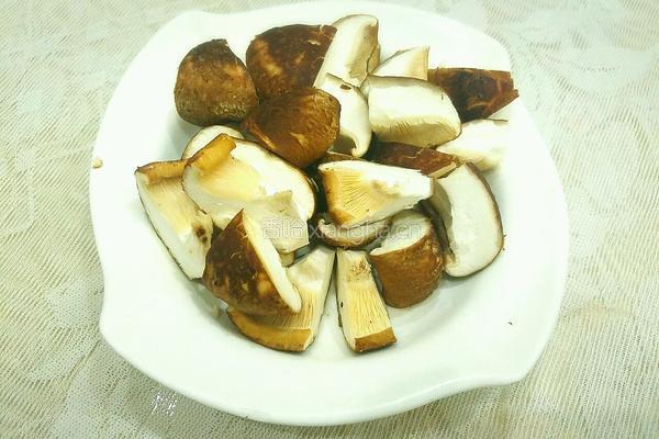 小土豆香菇烧鸡块的做法图解2