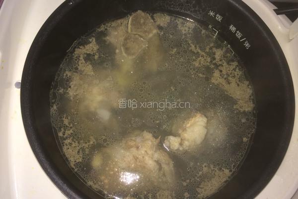 玉米筒子骨营养汤的做法图解1