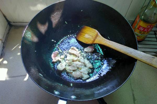 蒜苔炒肉的做法图解2