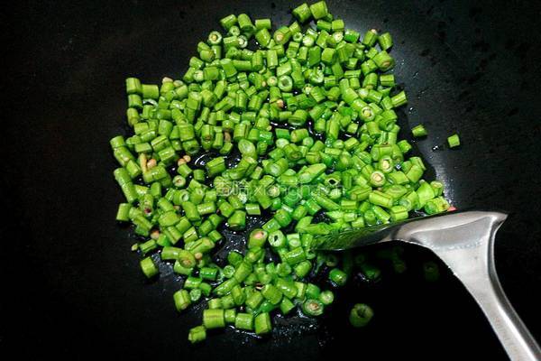 豆角炒鸡蛋的做法图解4