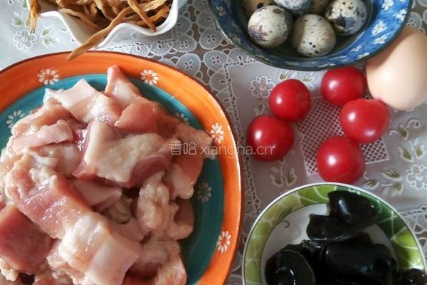 黄花菜炖滑肉的做法图解1