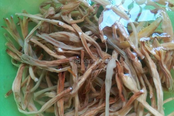 黄花菜炖滑肉的做法图解3