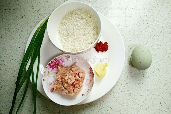 皮蛋瘦肉粥的做法图解1