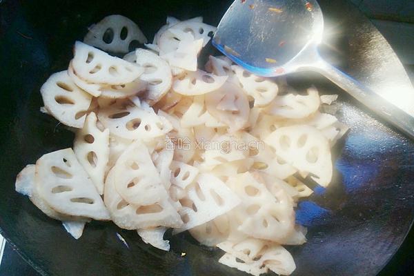 炝炒藕片的做法图解5