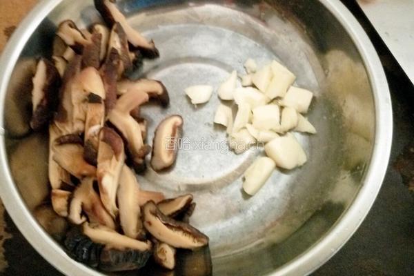 香菇蒸鸡翅的做法图解2