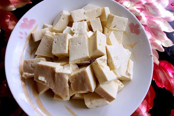 虾仁炒豆腐的做法图解2