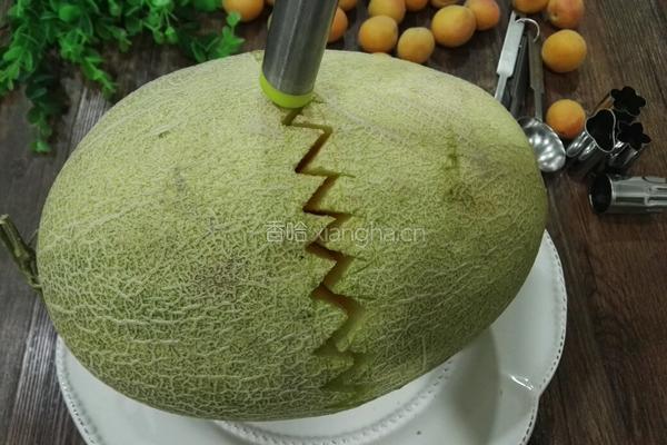 哈密瓜果盘的做法图解3