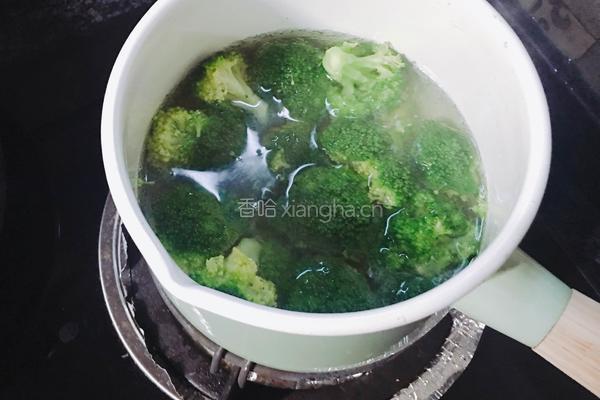 西兰花双菇的做法图解4