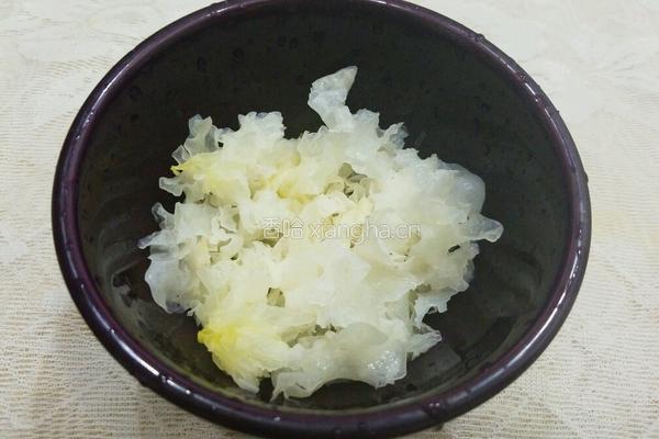 百合莲子银耳汤的做法图解2