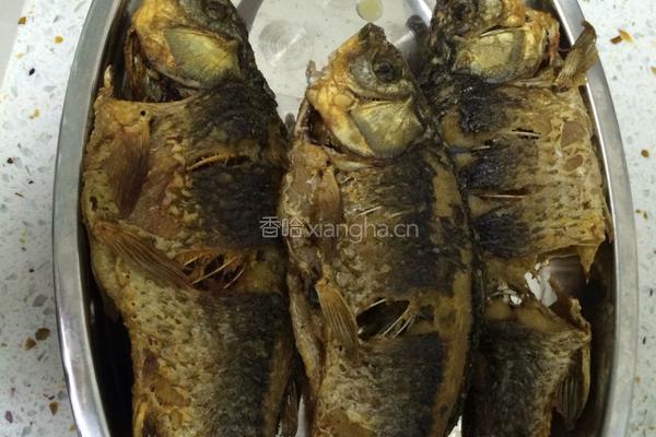 家常红烧鲫鱼的做法图解3