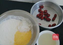 红枣玉米发糕的做法图解1