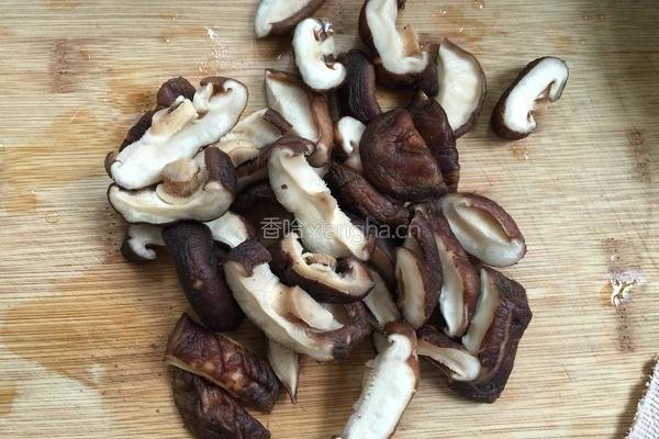 香菇炖鸡的做法图解2