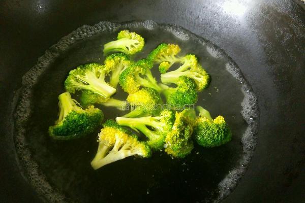 西蓝花炒虾仁的做法图解4