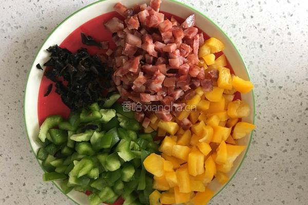 香肠炒饭的做法图解3