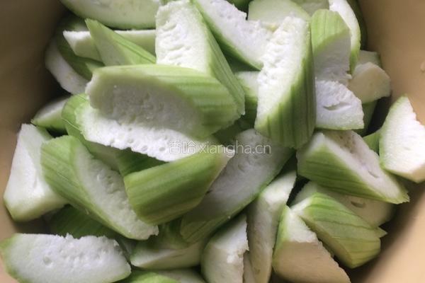 鸭蛋炒丝瓜的做法图解1