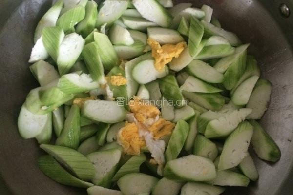鸭蛋炒丝瓜的做法图解3