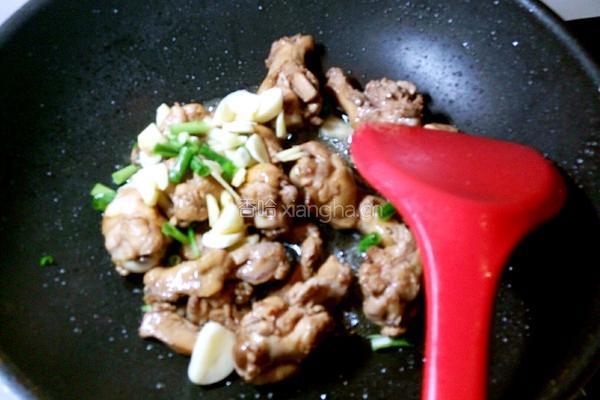 土豆炖鸡翅根的做法图解9