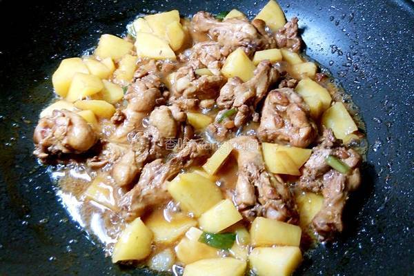 土豆炖鸡翅根的做法图解13