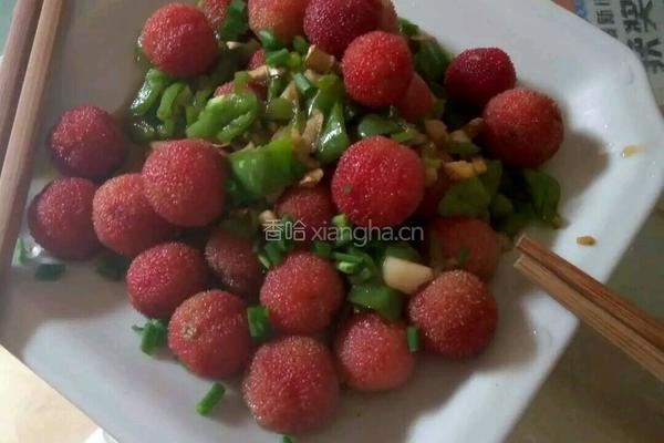 辣椒炒杨梅的做法图解1