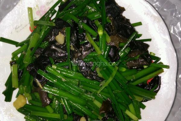 韭菜苔炒木耳的做法图解5
