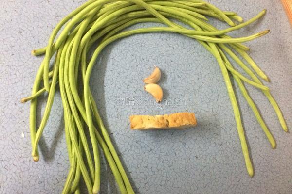 豆角炒肉饼的做法图解1