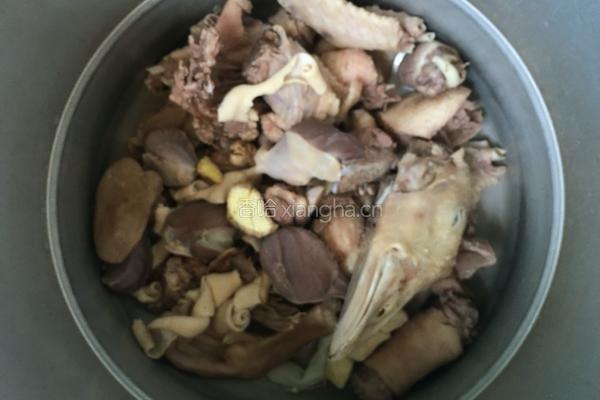 茶树菇炖鹅肉的做法图解2