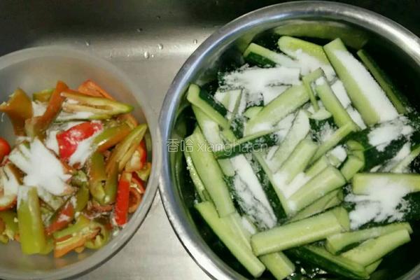 秘制黄瓜条（麻辣清爽）的做法图解3