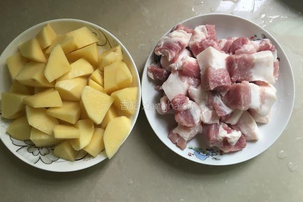 土豆焖五花肉的做法图解1