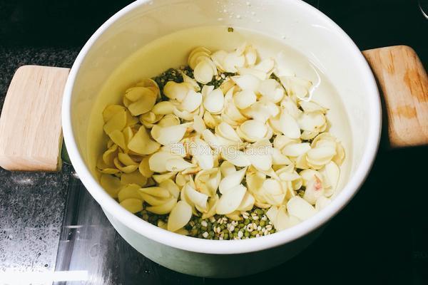 绿豆薏仁百合粥的做法图解2