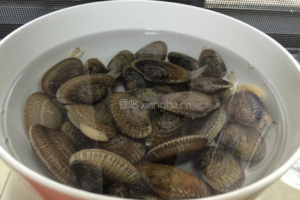 姜葱爆花甲的做法图解1