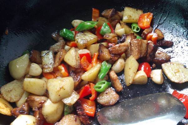 土豆蒜子烧扣肉的做法图解7