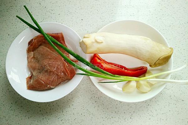 杏鲍菇炒牛肉的做法图解1
