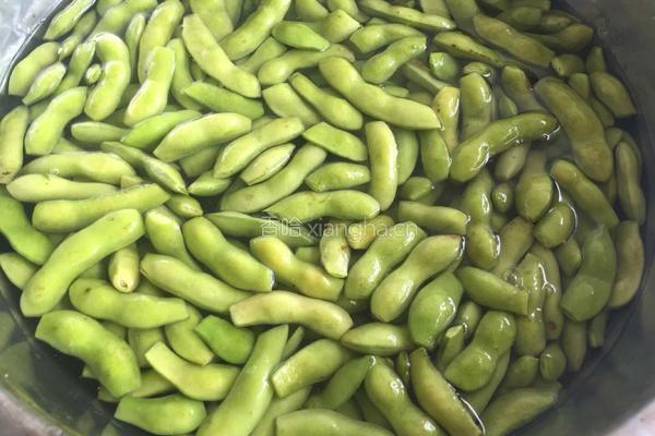 水煮毛豆的做法图解1