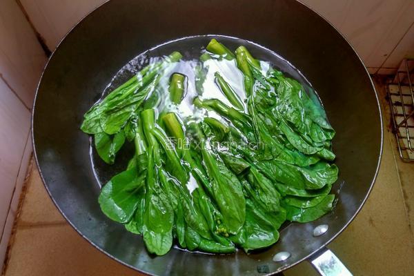 蒜蓉凉拌菜心的做法图解1
