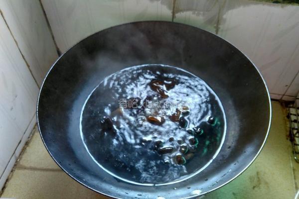 洋葱腐竹拌木耳的做法图解2