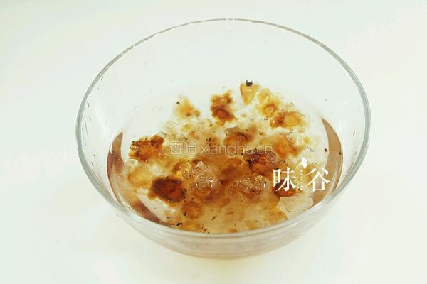 桃胶炖银耳的做法图解2