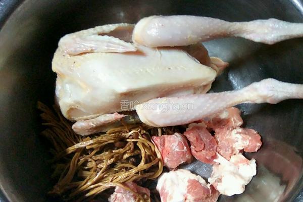 椰子清甜鸡汤的做法图解1